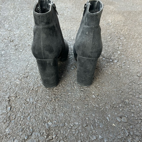 Black boots - Picture 2 of 4
